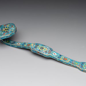 A Chinese cloisonné 'crane and deer' dish, a ruyi and an alabaster dish, 20th C. — foto 4