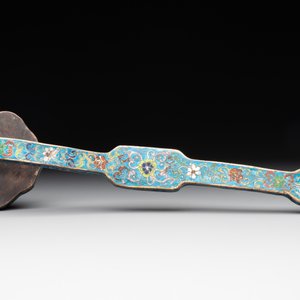 A Chinese cloisonné 'crane and deer' dish, a ruyi and an alabaster dish, 20th C. — foto 7