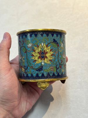 A Chinese cloisonné cylindrical tripod censer with lotus scrolls, Qianlong mark and of the period — foto 1