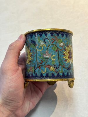 A Chinese cloisonné cylindrical tripod censer with lotus scrolls, Qianlong mark and of the period — foto 2