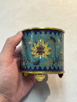 A Chinese cloisonné cylindrical tripod censer with lotus scrolls, Qianlong mark and of the period — foto 3