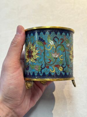 A Chinese cloisonné cylindrical tripod censer with lotus scrolls, Qianlong mark and of the period — foto 4