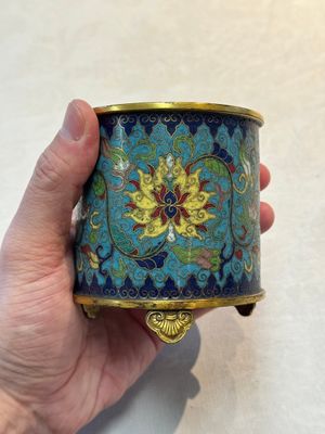 A Chinese cloisonné cylindrical tripod censer with lotus scrolls, Qianlong mark and of the period — foto 5