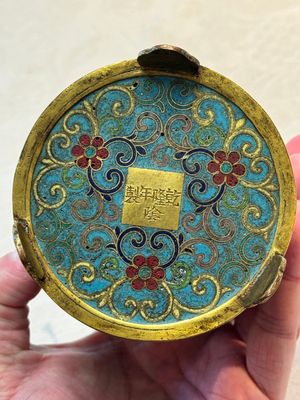 A Chinese cloisonné cylindrical tripod censer with lotus scrolls, Qianlong mark and of the period — foto 7