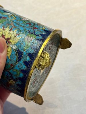 A Chinese cloisonné cylindrical tripod censer with lotus scrolls, Qianlong mark and of the period — foto 8