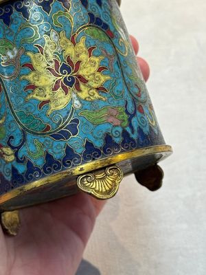 A Chinese cloisonné cylindrical tripod censer with lotus scrolls, Qianlong mark and of the period — foto 9
