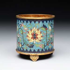 A Chinese cloisonné cylindrical tripod censer with lotus scrolls, Qianlong mark and of the period — foto 1