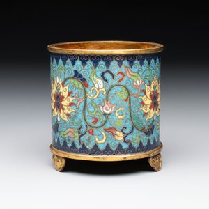 A Chinese cloisonné cylindrical tripod censer with lotus scrolls, Qianlong mark and of the period — foto 2
