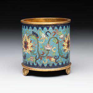 A Chinese cloisonné cylindrical tripod censer with lotus scrolls, Qianlong mark and of the period — foto 3