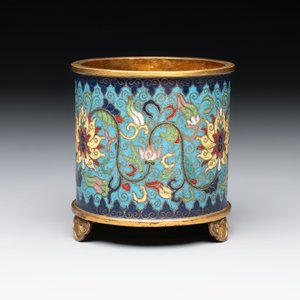 A Chinese cloisonné cylindrical tripod censer with lotus scrolls, Qianlong mark and of the period — foto 4