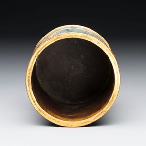 A Chinese cloisonné cylindrical tripod censer with lotus scrolls, Qianlong mark and of the period — foto 5