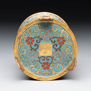 A Chinese cloisonné cylindrical tripod censer with lotus scrolls, Qianlong mark and of the period — foto 6