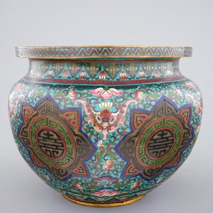 A Chinese cloisonne jardiniere, 18/19th C. — photo 3