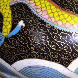 A Chinese cloisonné jardinière on wooden stand and a round box and cover, 19/20th C. — photo 11