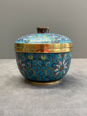 A Chinese cloisonné 'lotus scroll' bowl and cover, 18/19th C. — photo 1