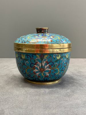A Chinese cloisonné 'lotus scroll' bowl and cover, 18/19th C. — photo 2