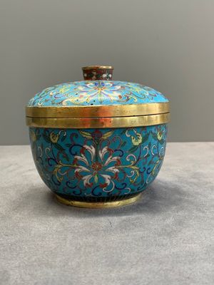 A Chinese cloisonné 'lotus scroll' bowl and cover, 18/19th C. — photo 4