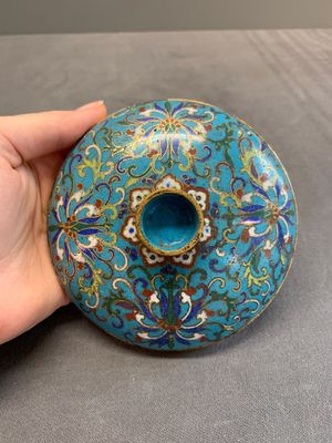 A Chinese cloisonné 'lotus scroll' bowl and cover, 18/19th C. — photo 5