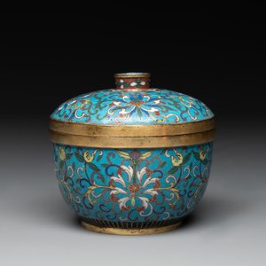 A Chinese cloisonné 'lotus scroll' bowl and cover, 18/19th C. — photo 3