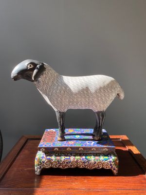 A Chinese cloisonné model of a sheep standing on a rectangular base with Arabic inscription, Qing — 照片 1