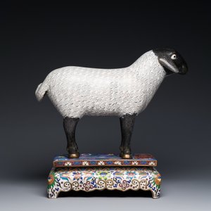 A Chinese cloisonné model of a sheep standing on a rectangular base with Arabic inscription, Qing — 照片 4