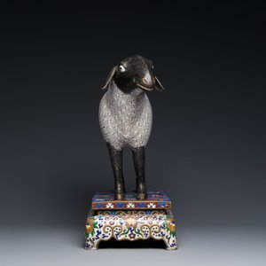 A Chinese cloisonné model of a sheep standing on a rectangular base with Arabic inscription, Qing — 照片 5