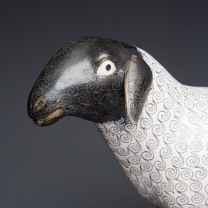 A Chinese cloisonné model of a sheep standing on a rectangular base with Arabic inscription, Qing — 照片 9