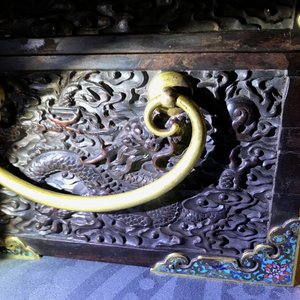 A Chinese cloisonné-mounted carved zitan wood and gilt bronze-handled box, Qing — photo 27