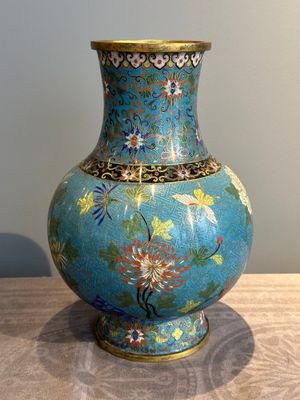 A Chinese cloisonné 'Peony and Chrysanthemum' vase, 19th C. — photo 1