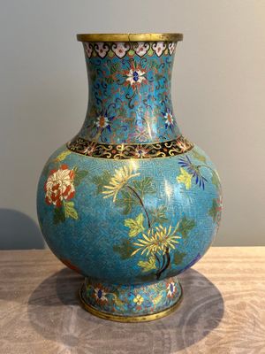 A Chinese cloisonné 'Peony and Chrysanthemum' vase, 19th C. — photo 2
