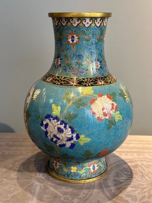 A Chinese cloisonné 'Peony and Chrysanthemum' vase, 19th C. — photo 3