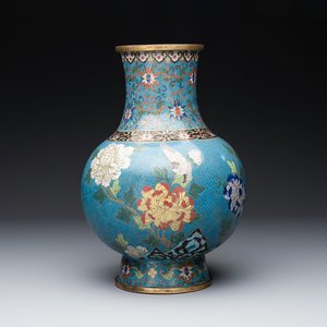 A Chinese cloisonné 'Peony and Chrysanthemum' vase, 19th C. — photo 1