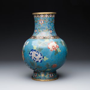 A Chinese cloisonné 'Peony and Chrysanthemum' vase, 19th C. — photo 2
