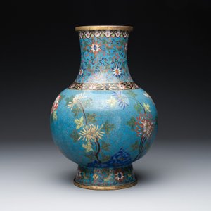 A Chinese cloisonné 'Peony and Chrysanthemum' vase, 19th C. — photo 3