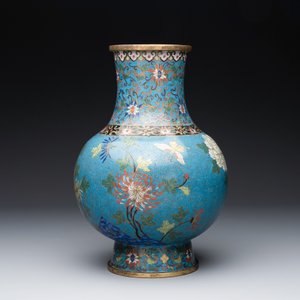 A Chinese cloisonné 'Peony and Chrysanthemum' vase, 19th C. — photo 4