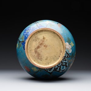 A Chinese cloisonné 'Peony and Chrysanthemum' vase, 19th C. — photo 6