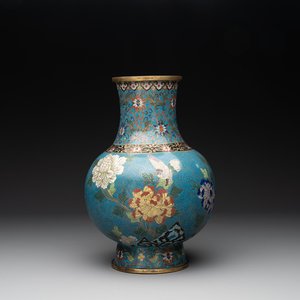 A Chinese cloisonné 'peony and chrysanthemum' vase, 19th C. — photo 1