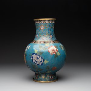 A Chinese cloisonné 'peony and chrysanthemum' vase, 19th C. — photo 2