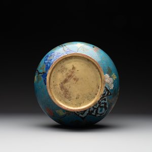 A Chinese cloisonné 'peony and chrysanthemum' vase, 19th C. — photo 6