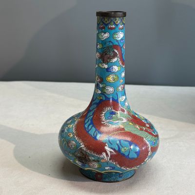 A Chinese cloisonné 'Phoenixes and Peonies' covered vase and a 'Dragons' bottle vase — photo 3
