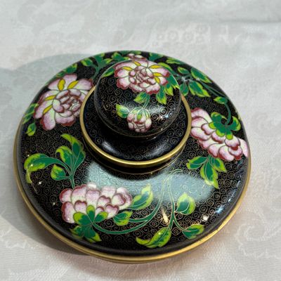 A Chinese cloisonné 'Phoenixes and Peonies' covered vase and a 'Dragons' bottle vase — photo 31
