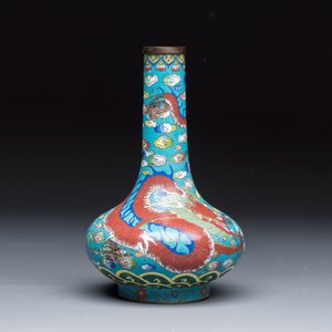 A Chinese cloisonné 'Phoenixes and Peonies' covered vase and a 'Dragons' bottle vase — photo 11