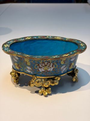 A Chinese cloisonné quatrefoil jardinière with later European-mounted feet, 18/19th C. — photo 1