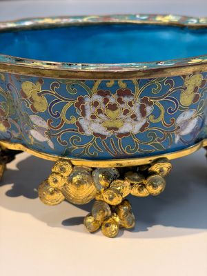 A Chinese cloisonné quatrefoil jardinière with later European-mounted feet, 18/19th C. — photo 11