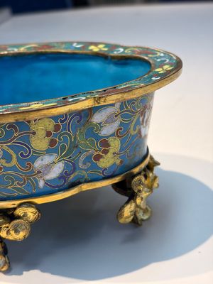 A Chinese cloisonné quatrefoil jardinière with later European-mounted feet, 18/19th C. — photo 12