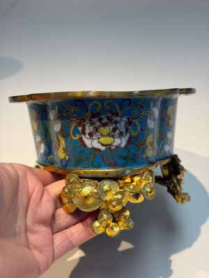 A Chinese cloisonné quatrefoil jardinière with later European-mounted feet, 18/19th C. — photo 13