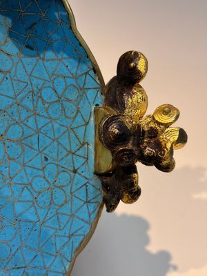 A Chinese cloisonné quatrefoil jardinière with later European-mounted feet, 18/19th C. — photo 17