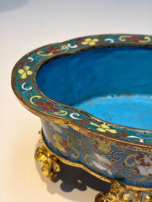 A Chinese cloisonné quatrefoil jardinière with later European-mounted feet, 18/19th C. — photo 2