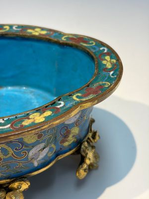 A Chinese cloisonné quatrefoil jardinière with later European-mounted feet, 18/19th C. — photo 3