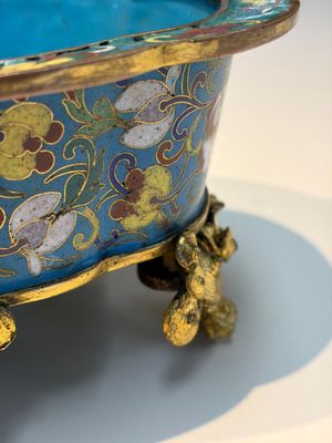 A Chinese cloisonné quatrefoil jardinière with later European-mounted feet, 18/19th C. — photo 4
